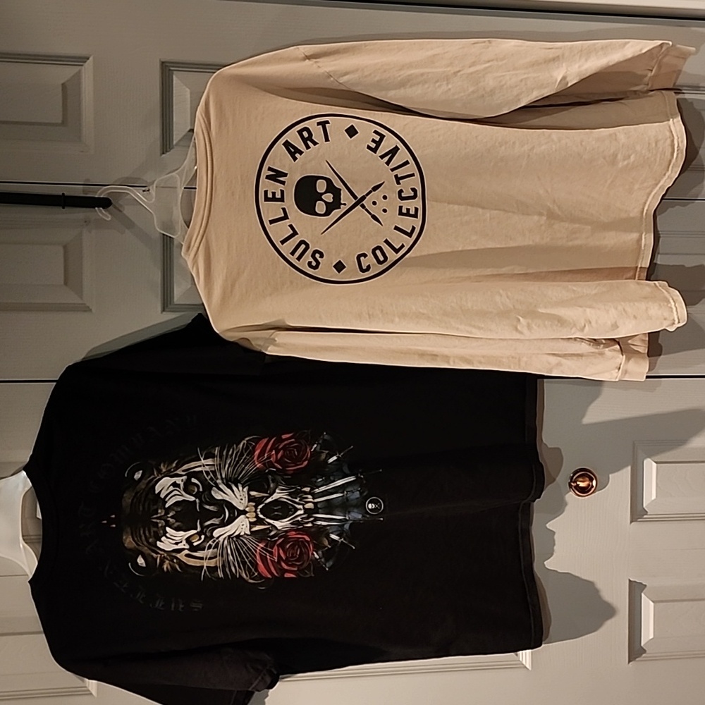 2 Sullen xxl tshirts 1 long sleeve 1 short sleeve.